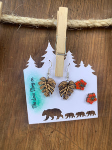 Wooden palm leaf pendant with orange hibiscus stud on packaging with mama bear following by 3 cubs. Perfect surfer, camper, hiker, hawaiian gift 
